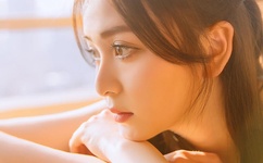 女生将玩偶绑背上